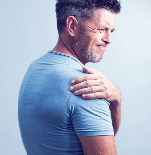 Uomo con dolore articolare alle mani